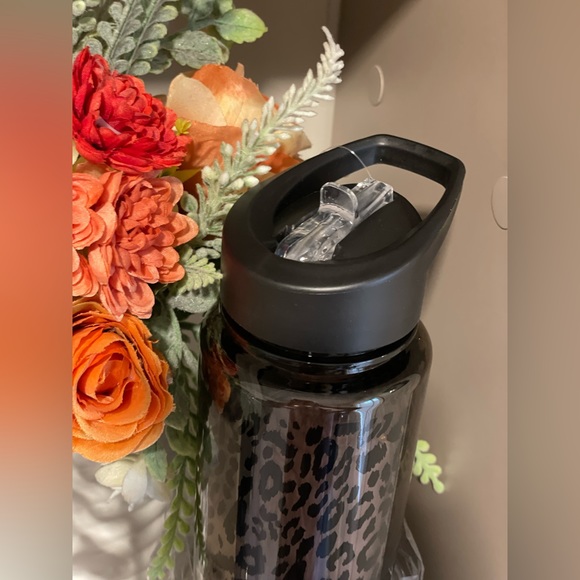 🍼Victoria Secret water bottle one size BNWT - Picture 4 of 6